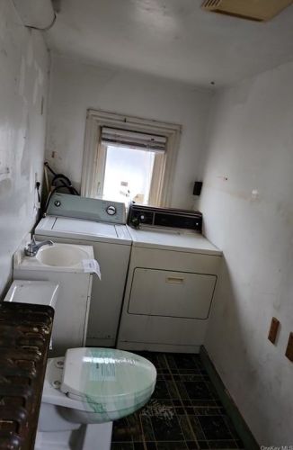 38 Crescent Pl, Middletown NY  10940-5627 exterior