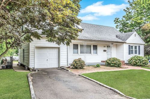 546 Advent St, Westbury, NY 11590-1336