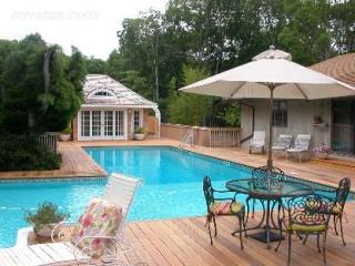 1875 Noyac Path, Pine Neck NY  11963-2219 exterior