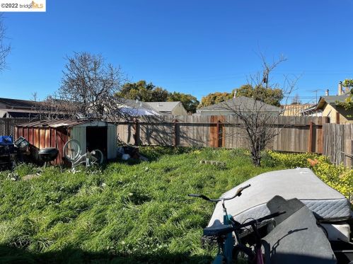 971 76, Oakland CA 94605-2807 exterior