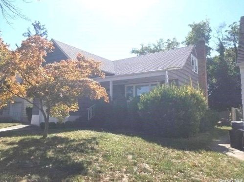 438 Elm St, Hempstead, NY 11552-3225
