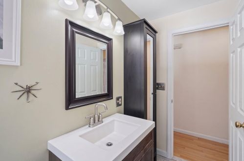 7 Bayou Dr, Raymond NH  03077-2364 exterior