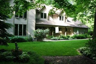 6215 Shamrock Ln, Hartford, WI 53027-9044