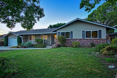 1050 Westward Dr, Hollister, CA 95023-5717