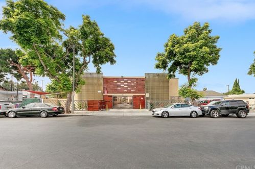 30 49th St, Long Beach, CA 90805-7711