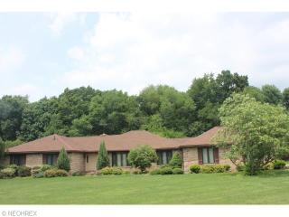 2618 Mayfair Cir, Akron, OH 44312-5401