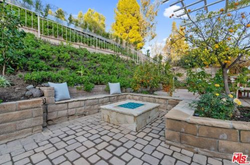 27041 Esward Dr, Calabasas CA  91301-2322 exterior