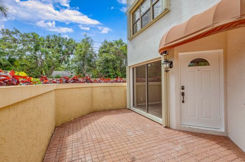 68 Uno Lago Dr, West Palm Beach, FL 33408-2665