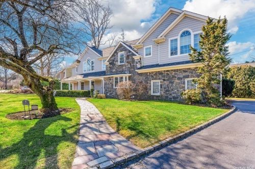 4 Old Field Ln, Great Neck, NY 11020-1305