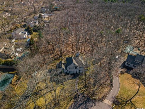 4 Winter Ln, Mount Sinai, NY 11766-2370