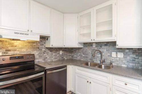 562 Hammond Ave, Hanover, PA 17331-3817