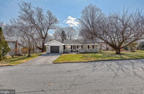 48 Valley Rd, Hummelstown PA  17036-9723 exterior