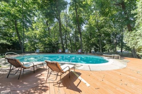 5 Overhill Rd, Verona, NJ 07044-2815