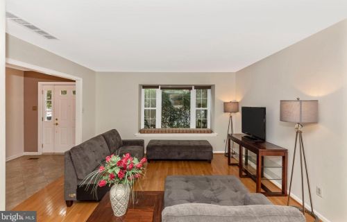 56 Iroquois Ct, Wayne, PA 19087-5502