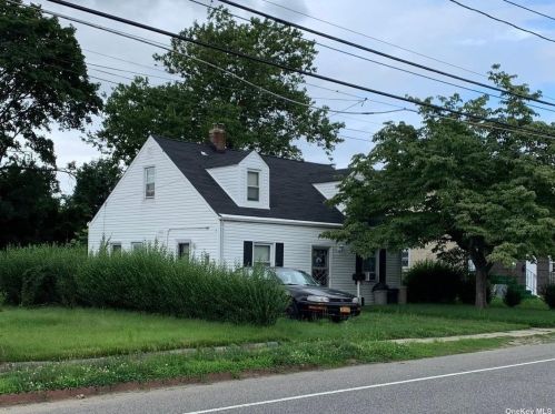 820 County Line Rd, Amityville, NY 11701-1752