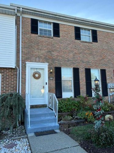 4212 Mohican Dr, Schnecksville, PA 18078-2618