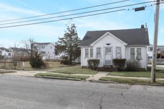 891 5th St, North Lindenhurst, NY 11757-5625