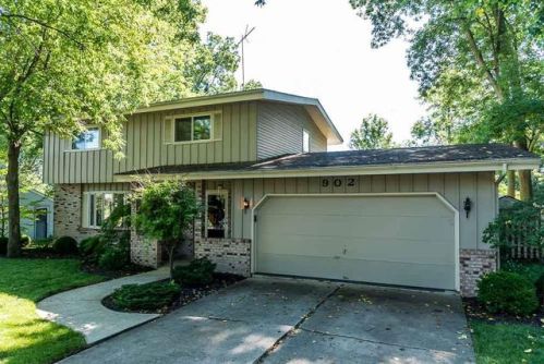 902 Allison Blvd, Auburn, IN 46706-3104