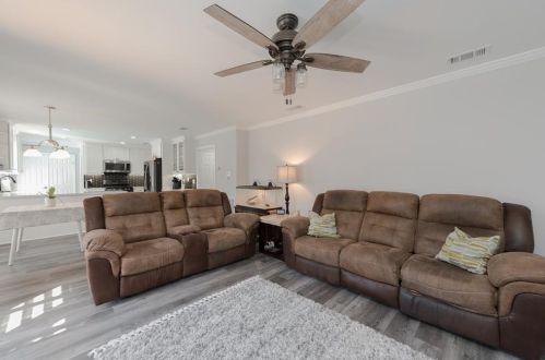 1529 Lindby Dr, Lewisville TX  75028-3624 exterior