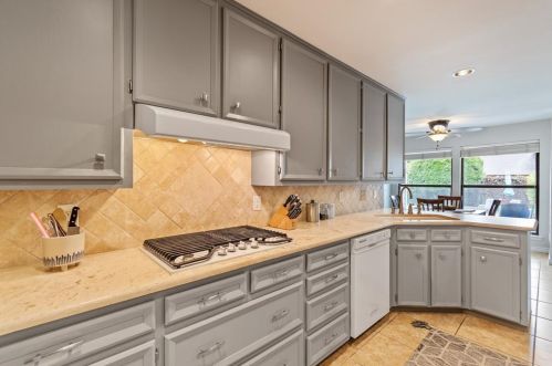 1207 Huntington Dr, Richardson TX  75080-2930 exterior