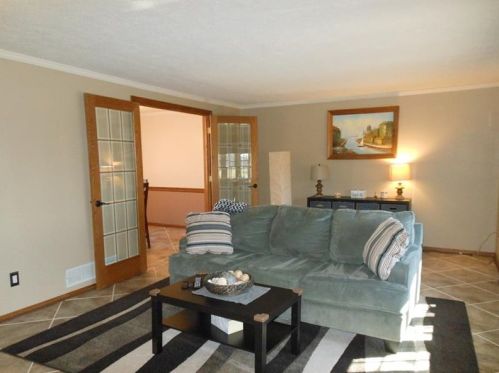 2817 Camelot Dr, New Kensington, PA 15068-2614