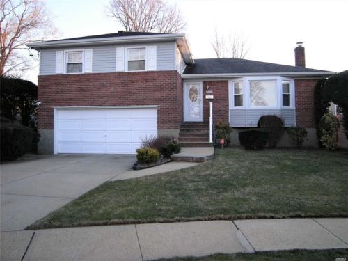 3800 Charles Ct, Seaford, NY 11783-2154