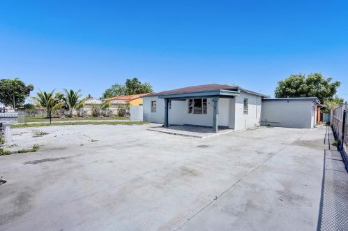 912 32nd St, Hialeah FL  33012-5040 exterior