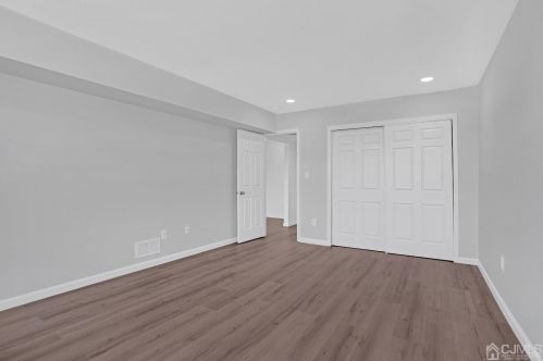 326 Sharon Gdn Ct, Woodbridge NJ  07095-4312 exterior