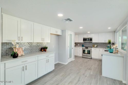 9421 Arroya Vista Dr, Phoenix, AZ 85028-4809