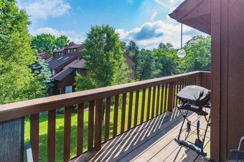 135 Swan Ct, Poughkeepsie NY  12603-6971 exterior