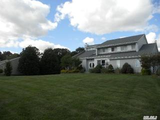 7 Skyhaven Dr, Canaan Lake, NY 11772-5783