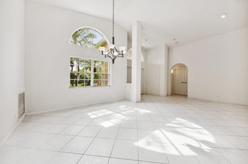7086 Falls Rd, Boynton Beach, FL 33437-6317