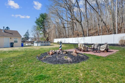 534 Foxon Rd, North Branford CT  06471-1139 exterior