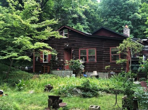 704 Long Pond Rd, Mahopac, NY 10541-3335