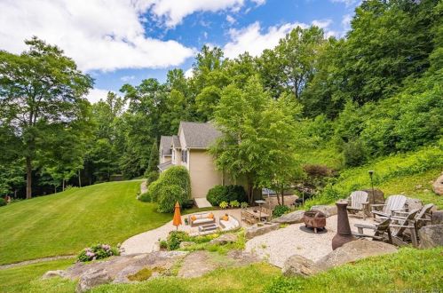 260 White Deer Rocks Rd, Woodbury CT  06798-3505 exterior