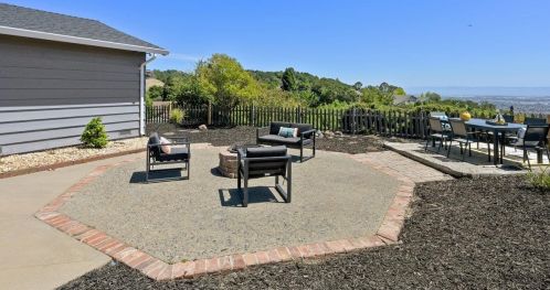 569 Crestmont Dr, Oakland CA 94619-2300 exterior