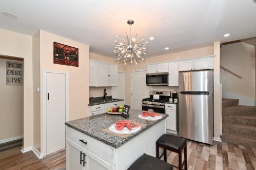 4902 Hoyt Pl, Milwaukee WI  53216-2331 exterior