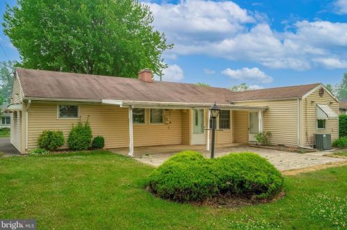 944 Circle Dr, Southampton, PA 18966-3219
