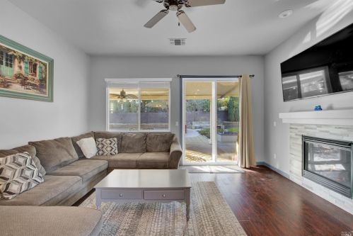 131 Feather Riv Cir, Vacaville CA 95688-8749 exterior