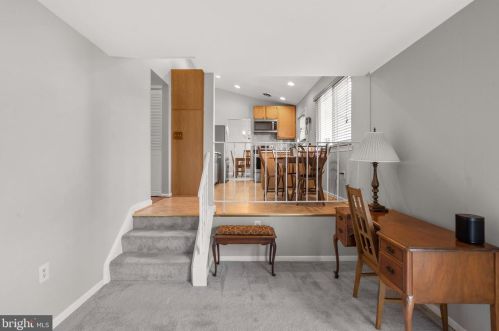 6010 Rdg Frd Dr, Springfield VA 22015-3651 exterior