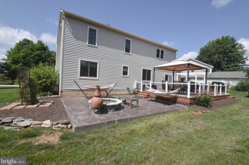 212 Fleetwood Dr, Red Lion, PA 17356-8708