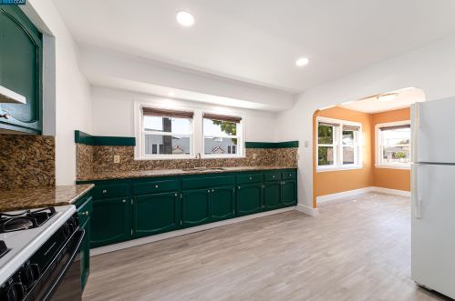 1301 60 Ave, Oakland CA 94621-3912 exterior