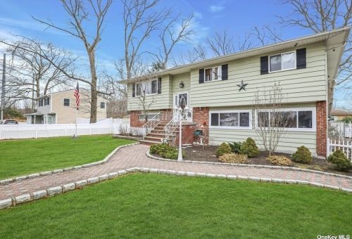 7 Carleton Ave, Islip Terrace, NY 11752-1515