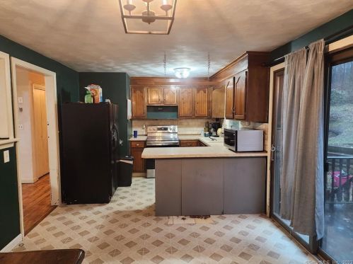 67 Old Windham Rd, South Windham CT  06266-1135 exterior
