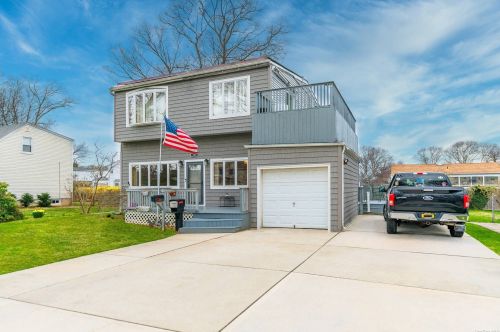 177 Deauville Blvd, Copiague, NY 11726-3525