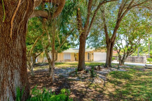 6309 Poinciana Ln, Hobe Sound FL  33455-7540 exterior