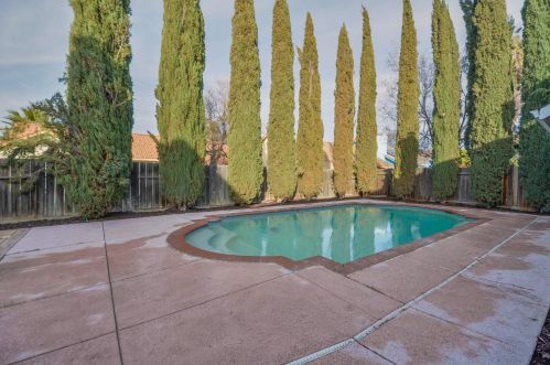 490 Santa Barbara St, Los Banos CA  93635-6324 exterior