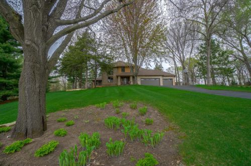 408 Knollwood Dr, Hudson, WI 54016-1887
