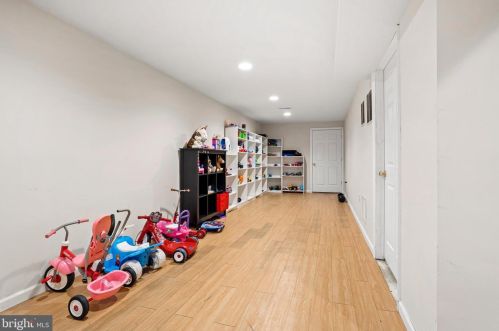 301 Belford Dr, Princeton NJ  08540-9000 exterior