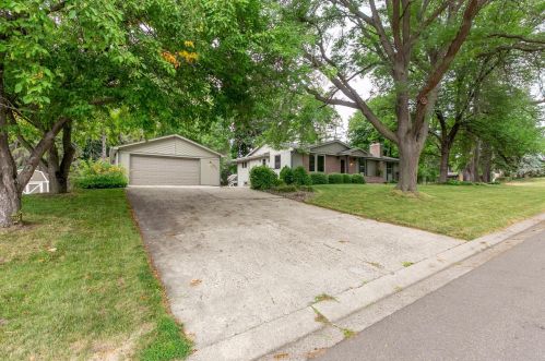 3051 Quaker Ln, Minneapolis, MN 55441-3132